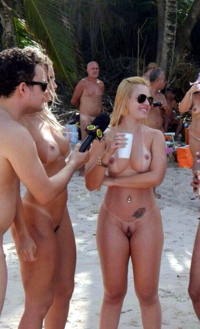 mendigata-pelada-na-praia-de-nudismo