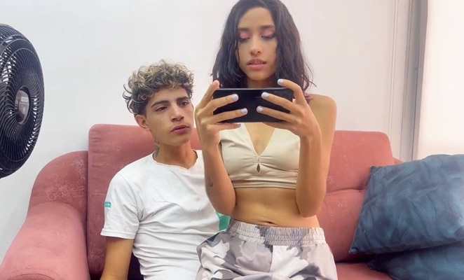 Novinha safada de 18 anos abrindo a bucetinha apertada para o meio-irmão em troca do iPhone - pornô incesto caseiro brasileiro